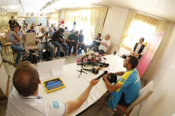 The media gather to speak with the current race leader Vincenzo Nibali (Astana) at a rest day Giro press conference