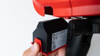 白色背景上的 Unistellar Odyssey Pro 智能望遠鏡