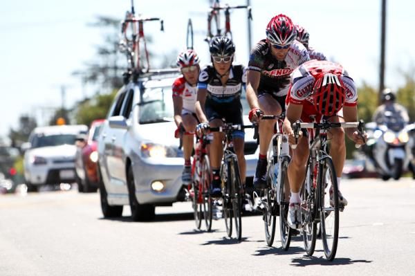 Heading into one lap to go the men's break was still working hard