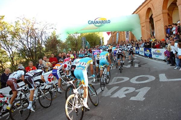 Riders tackle the tough ascent on the Giro dell'Emilia's finishing circuit.