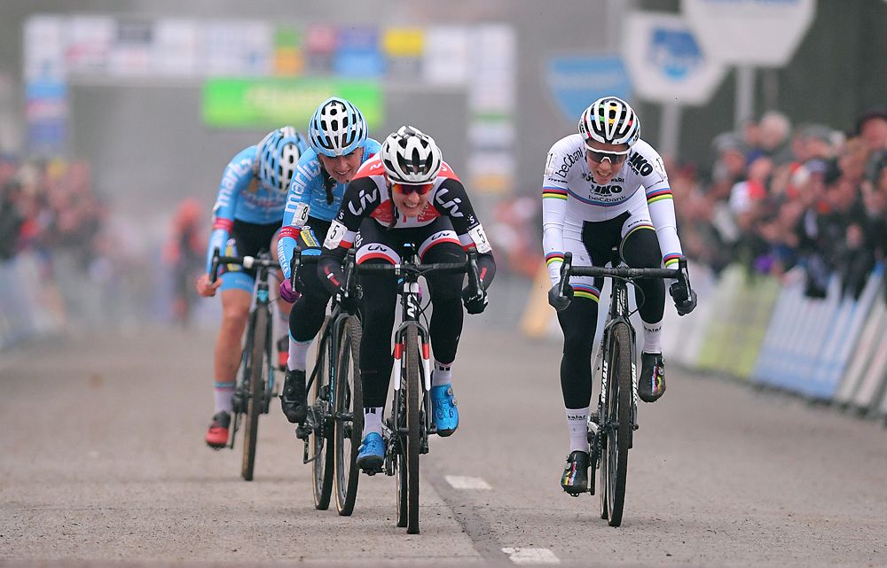 Lucinda Brand wins the four-up sprint at 2018 Azencross part of the DVV trophy series