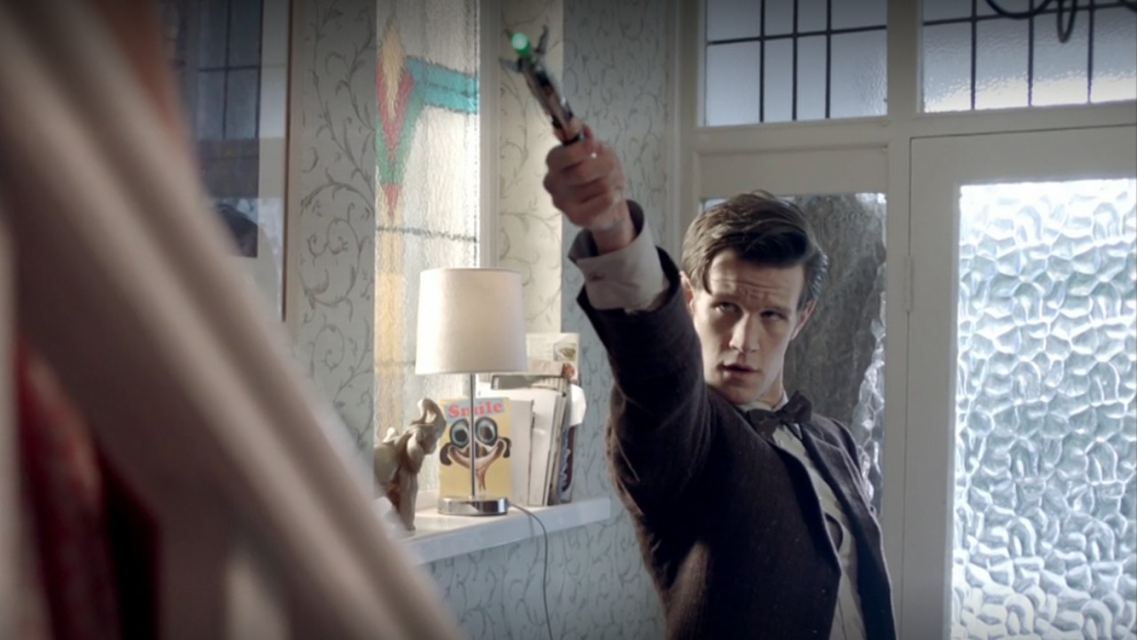 Matt Smith señalando con su destornillador sónico en la temporada 7 de Doctor Who