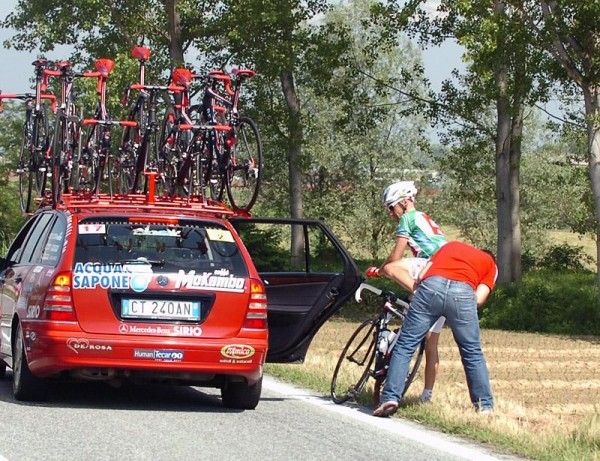 Stefano Garzelli (Acqua e Sapone) gets some assistance from his team car during stage 10.