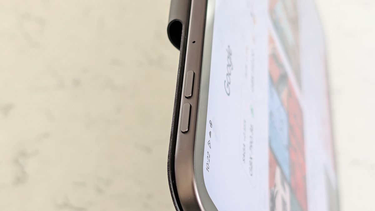 Volume keys on the edge of the Oppo Pad 5 Pro