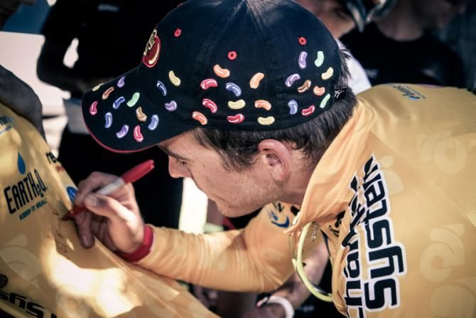 Serghei Tvetcov (Jelly Belly) signs a yellow jersey to be given away.
