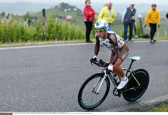 Domenico Pozzovivo (AG2R) dances up the climb