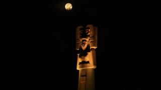 A photo of the 'blood moon' over the "Young Woman of Amajac" monument in Mexico City.