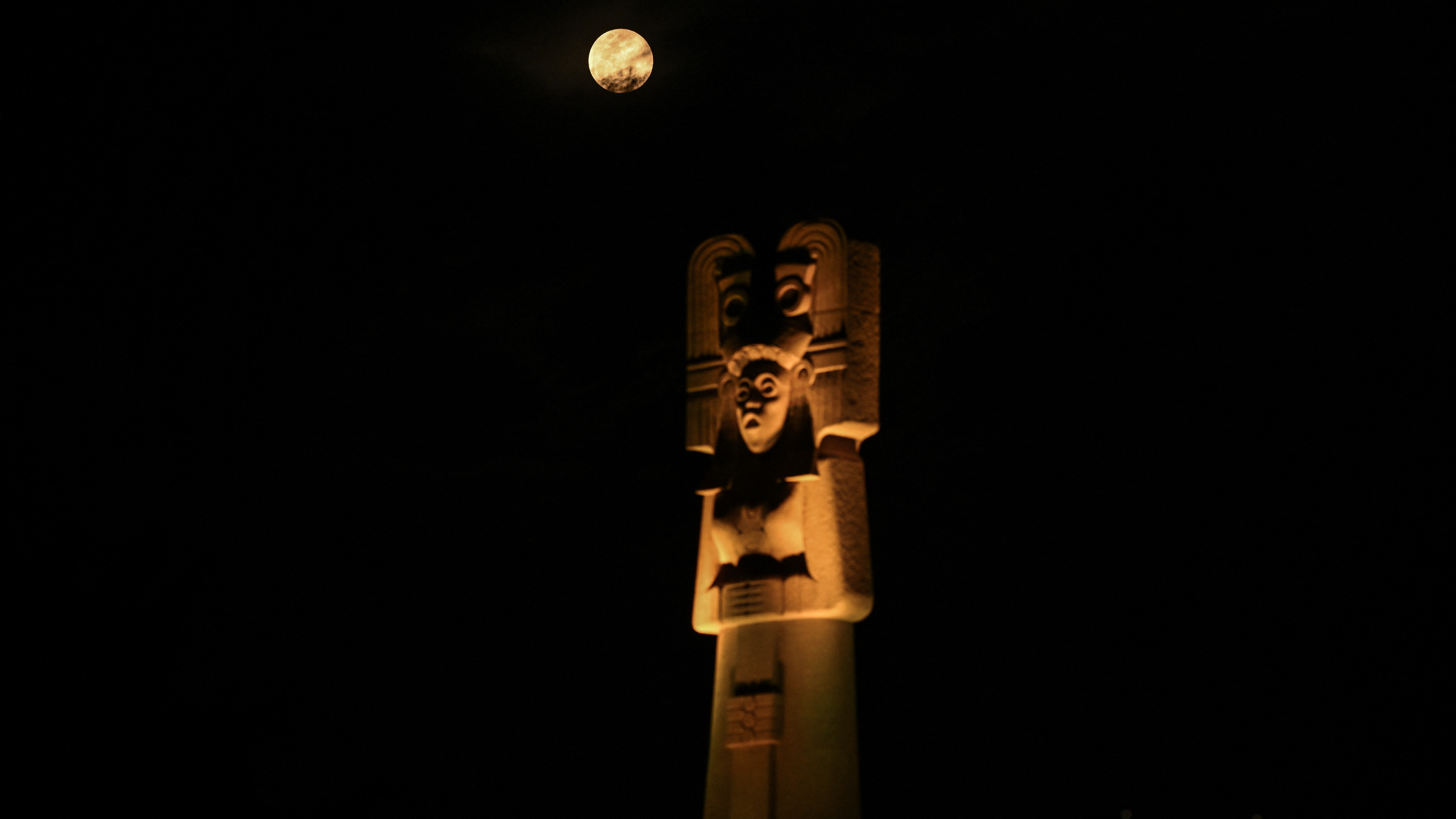 A photo of the 'blood moon' over the "Young Woman of Amajac" monument in Mexico City.