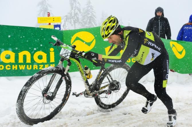 Alban Lakata runs with his bike