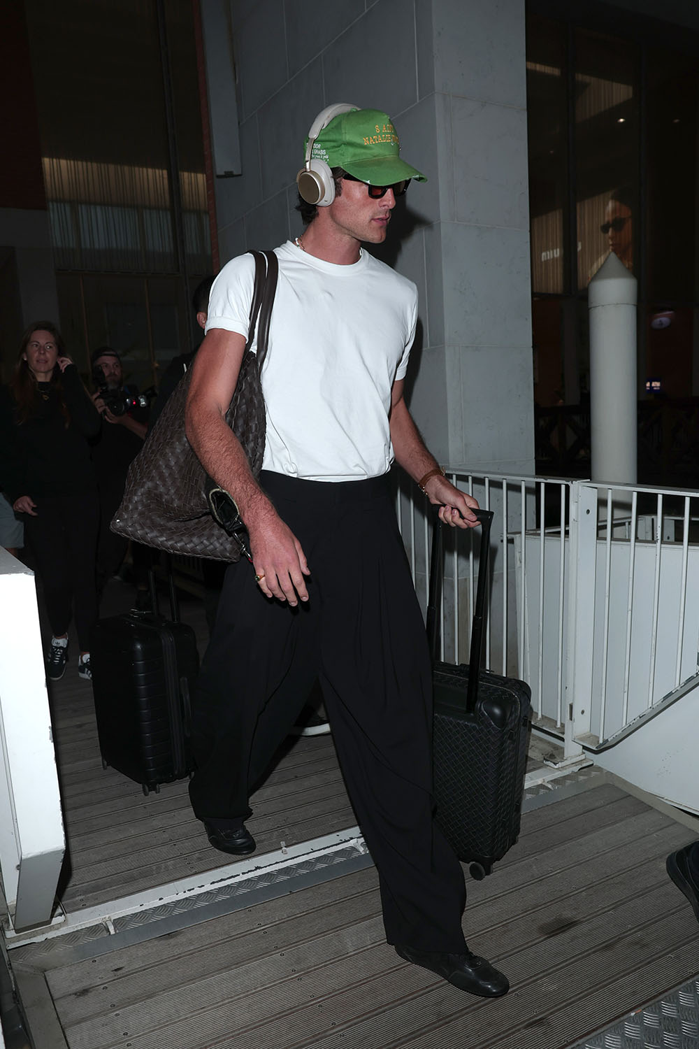 Celebrity baseball hat outfit.