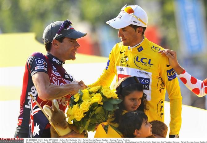 Cadel Evans congratulates Carlos Sastre on his 2008 victory