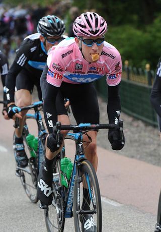 Bradley Wiggins has a snack, Giro d'Italia 2010, stage 2