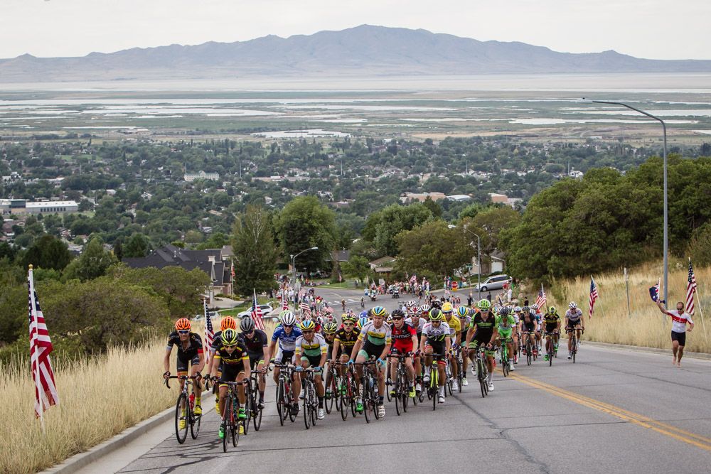 The peloton rides together on the final lap.