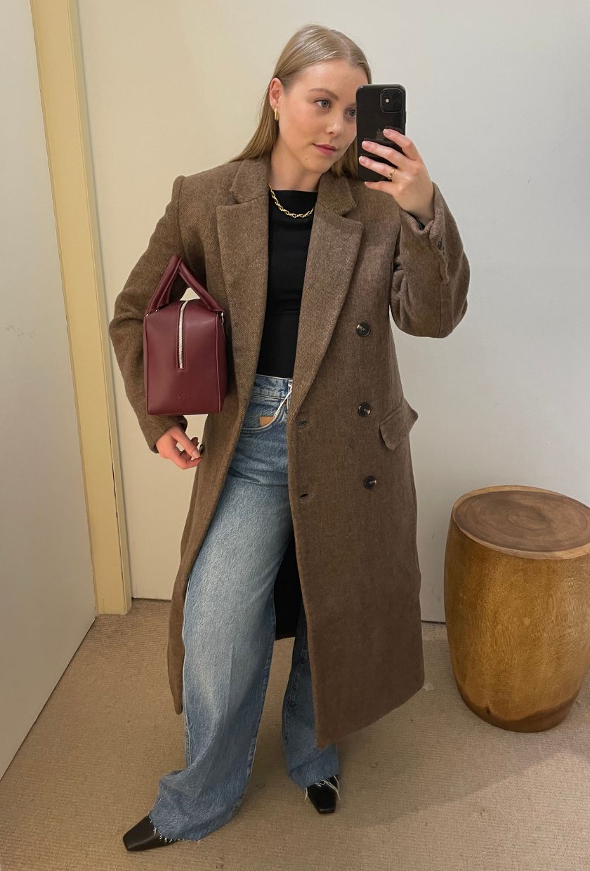 @florriealexander wears a brown coat from Reformation