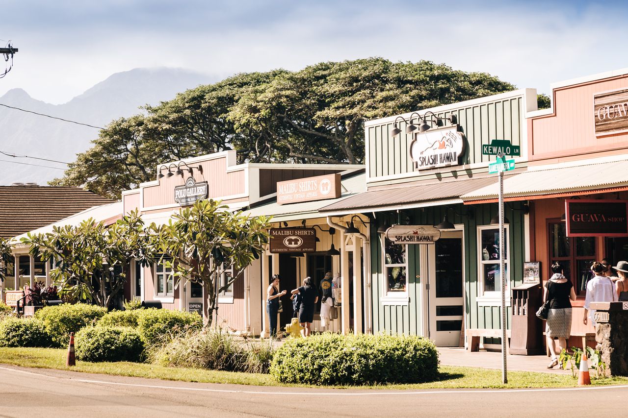 The laid back town of Haleiwa on Oahu&rsquo;s north shore is a throwback to surf culture of the 1950s and 60s
