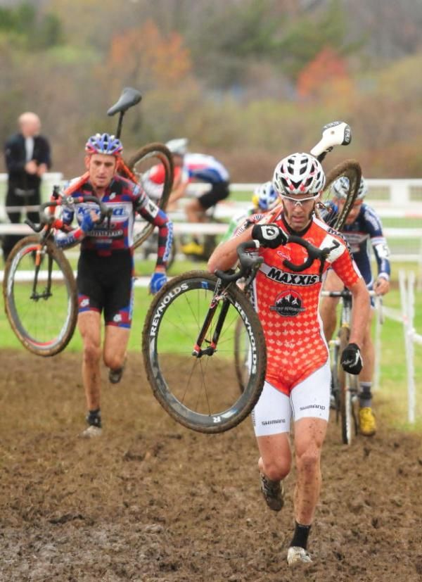 Geoff Kabush (Team Maxxis-Rocky Mountain) got a brilliant start and led the first lap.
