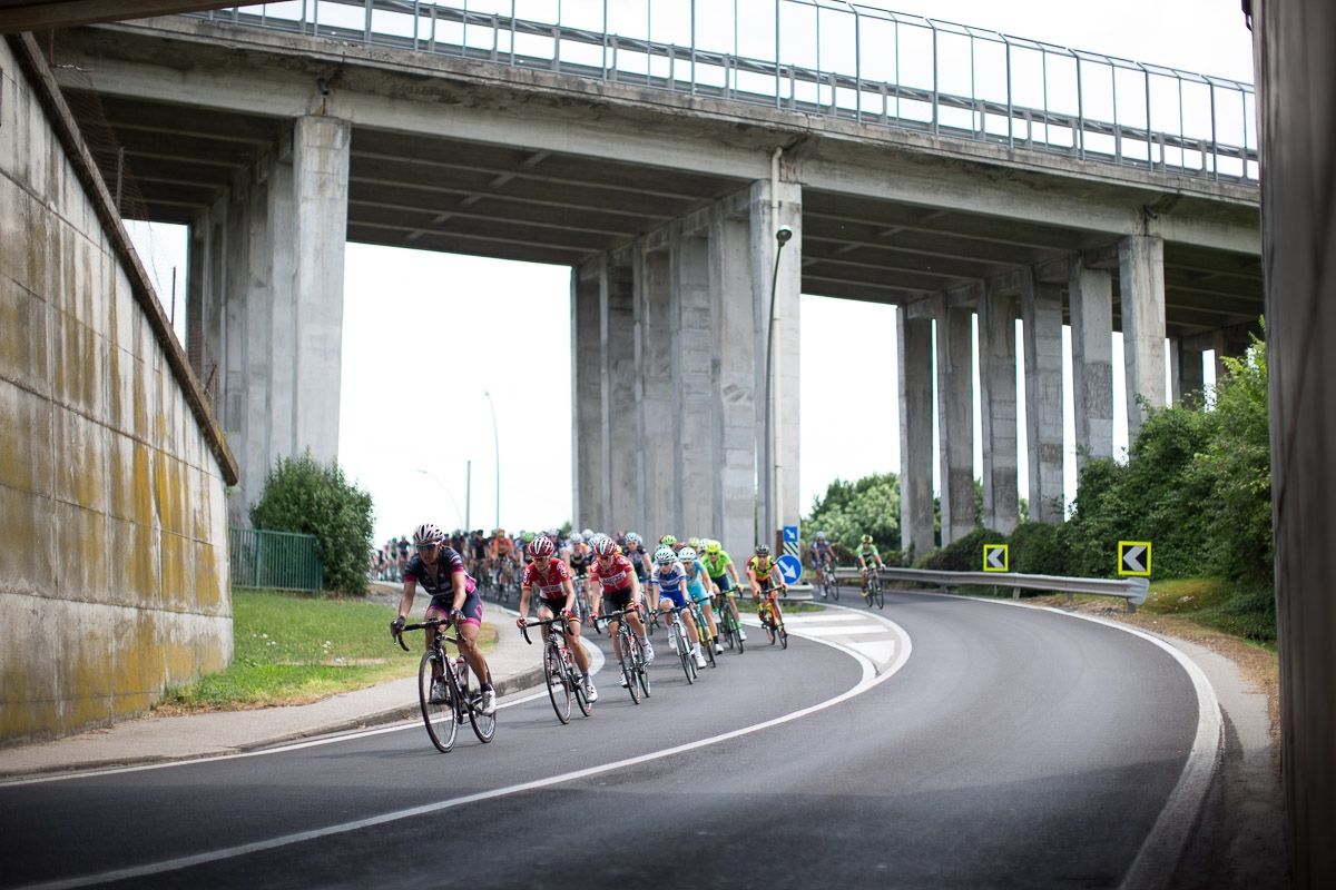 The peloton chases Marta Tagliaferro during the Giro Rosa 2016 - Stage 1