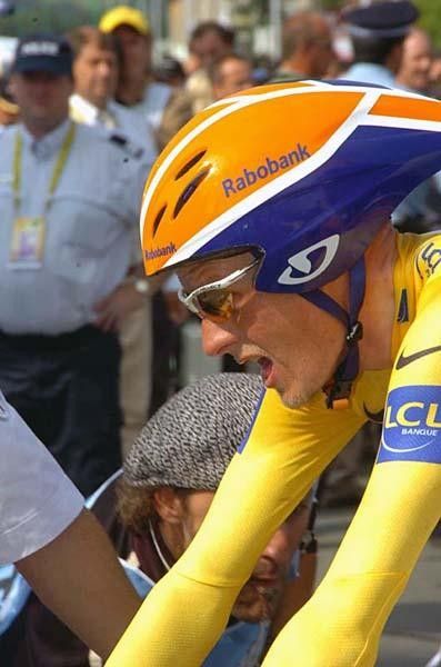 The Dane conserved the maillot jaune by one minute.