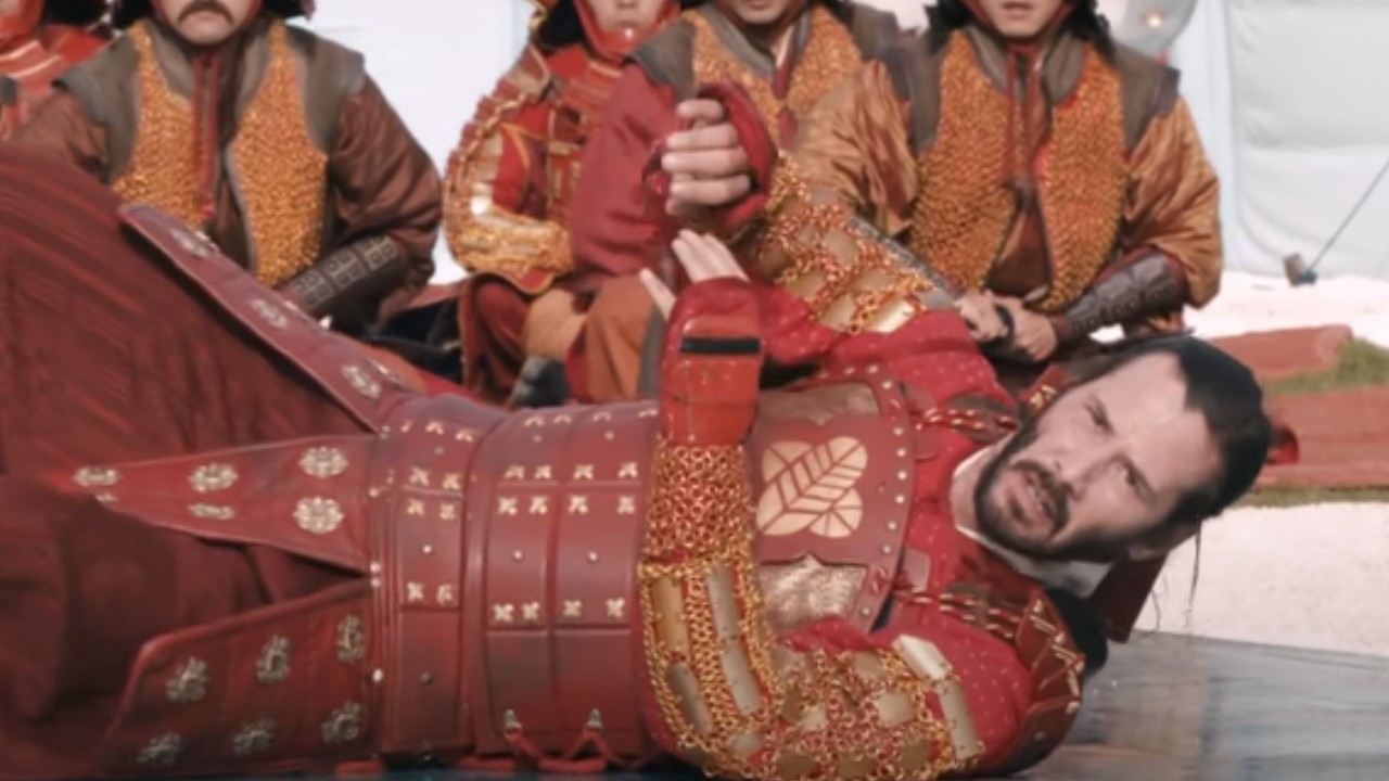 Keanu Reeves in red armor on his side in 47 Ronin