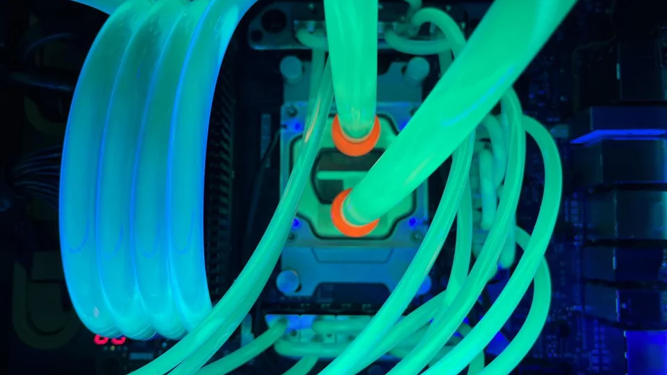 UV flüoresan sıvıya sahip sıvı soğutmalı özel bir oyun bilgisayarı