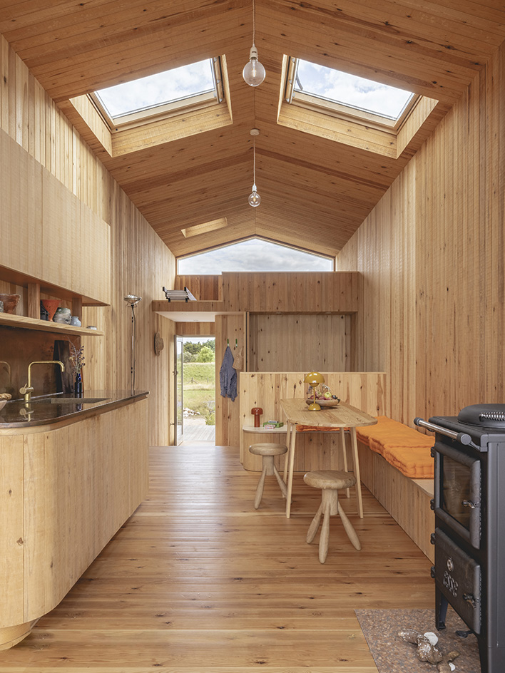 Kent Coast cabin, a timber structure jewel by studio mama