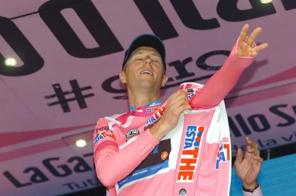 Ryder Hesjedal (Garmin-Barracuda) pulls on pink