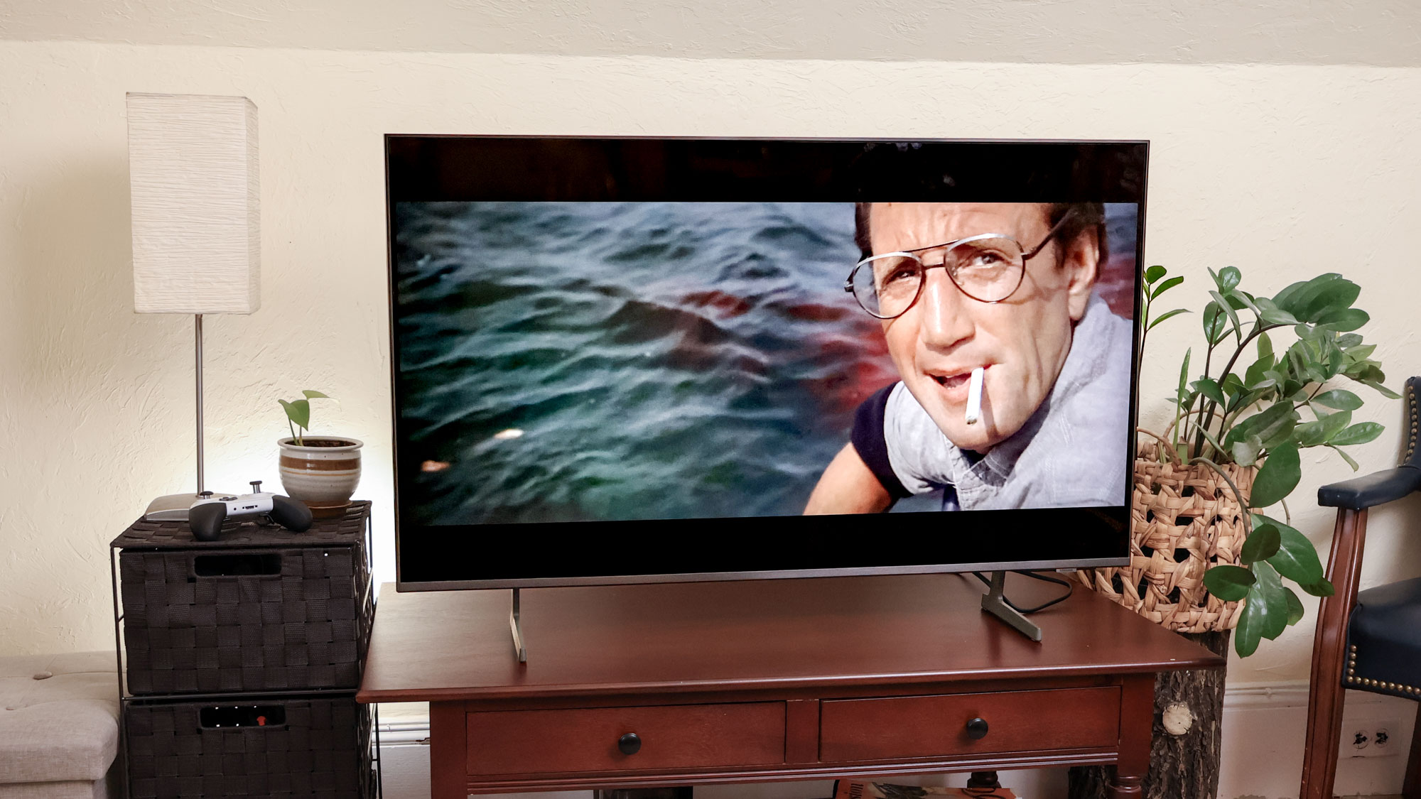 Jaws on a Samsung DU7200 LED TV