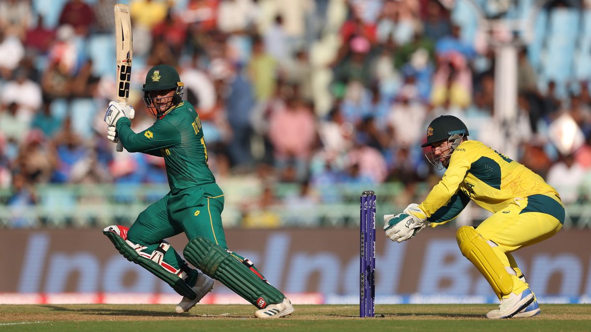 Quinton de Kock (L) plays a shot ahead of the SA vs AUS live stream