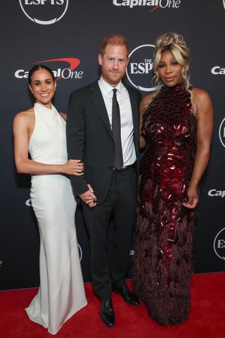 Meghan Markle cùng Hoàng tử Harry và Serena Williams trên thảm đỏ ESPYs 2024