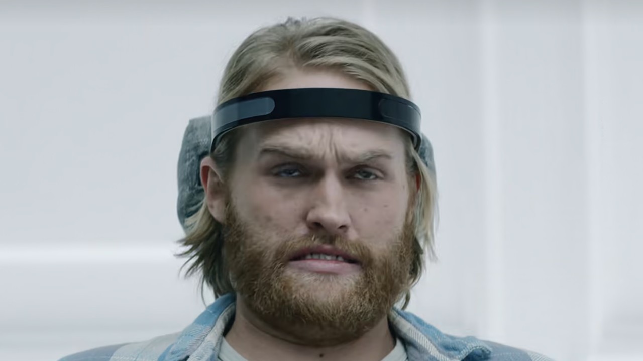 Wyatt Russell con un casco de realidad aumentada en el 