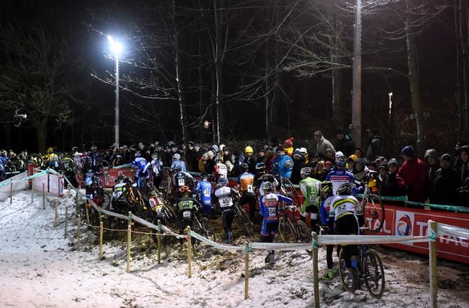 The peloton comes together on an early corner