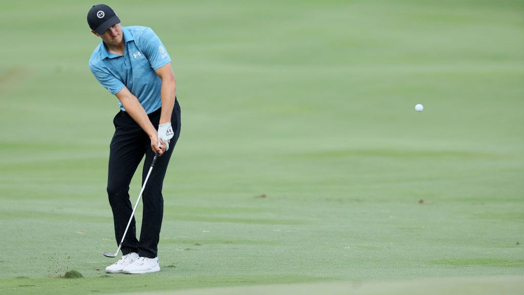 Jordan Spieth chipping