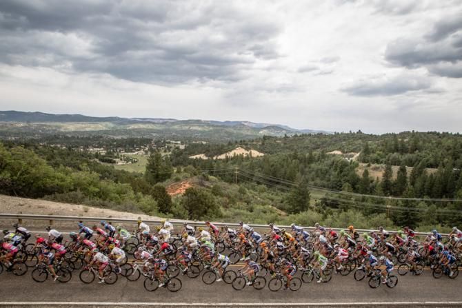 The peloton heads towards the last KOM.