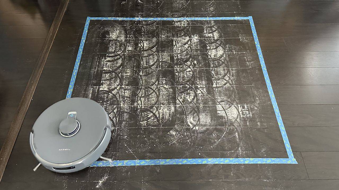 Second vacuum run during fine particle debris test on hard flooring