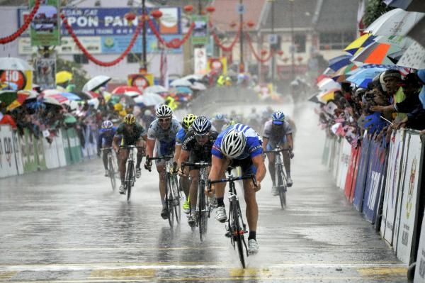 Robert F&ouml;rster (Unitedhealthcare) wins the rain-soaked sprint