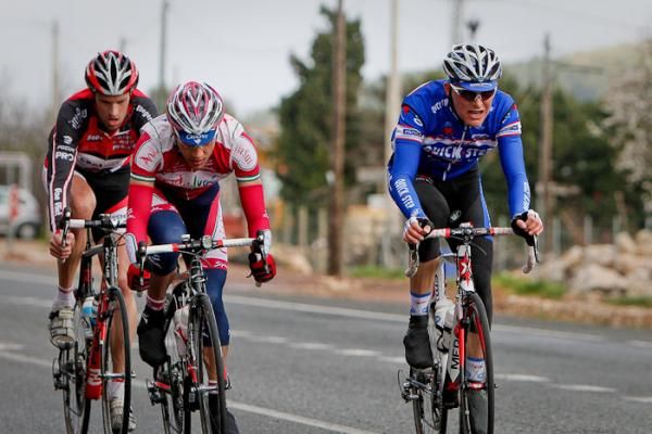 With 5kms to reach the mountains another trio tries to get away from the peloton.
