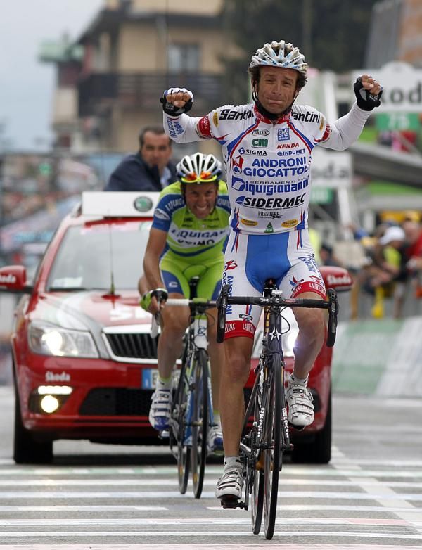 Michele Scarponi (Androni Giocattoli) wins over Ivan Basso