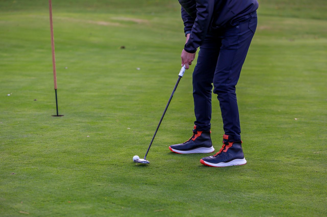 Dan Parker putting while wearing the Duca Del Cosma Bologna golf boots