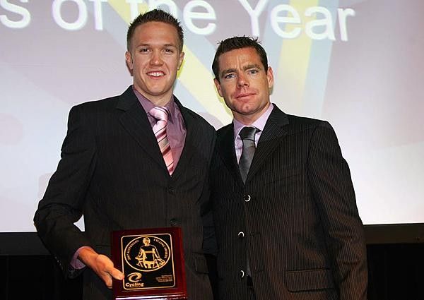 Travis Myer accepts his award from Cadel Evans.
