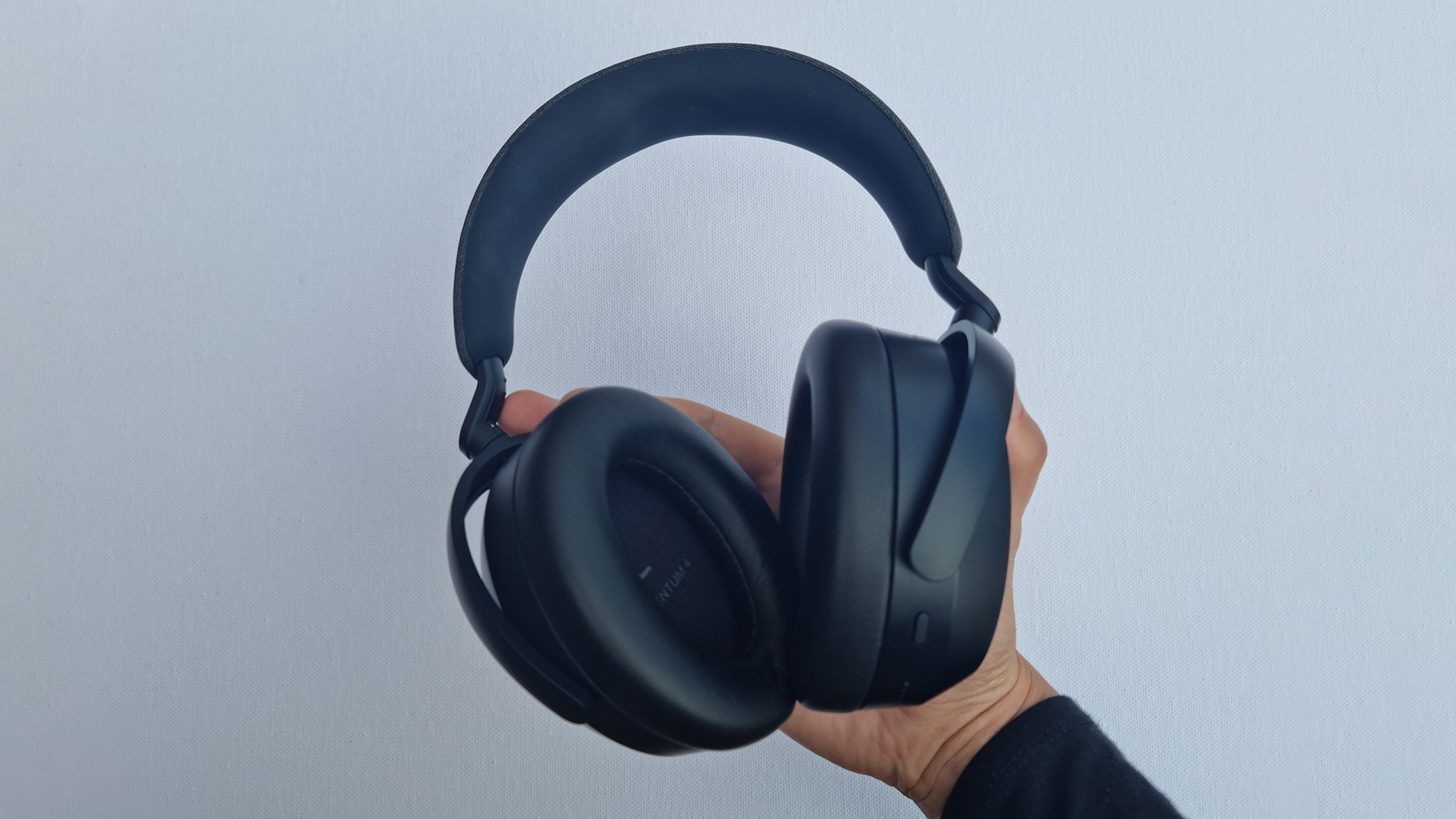 Wireless noise-cancelling headphones: Sennheiser Momentum 4 Wireless