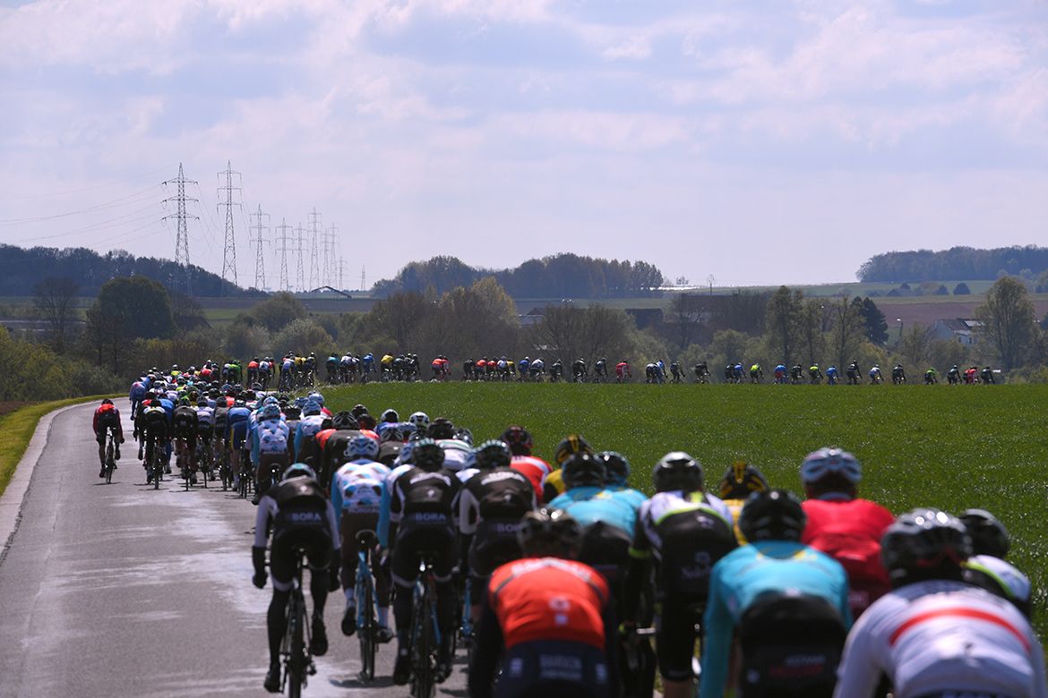 The Fl&egrave;che Wallonne peloton