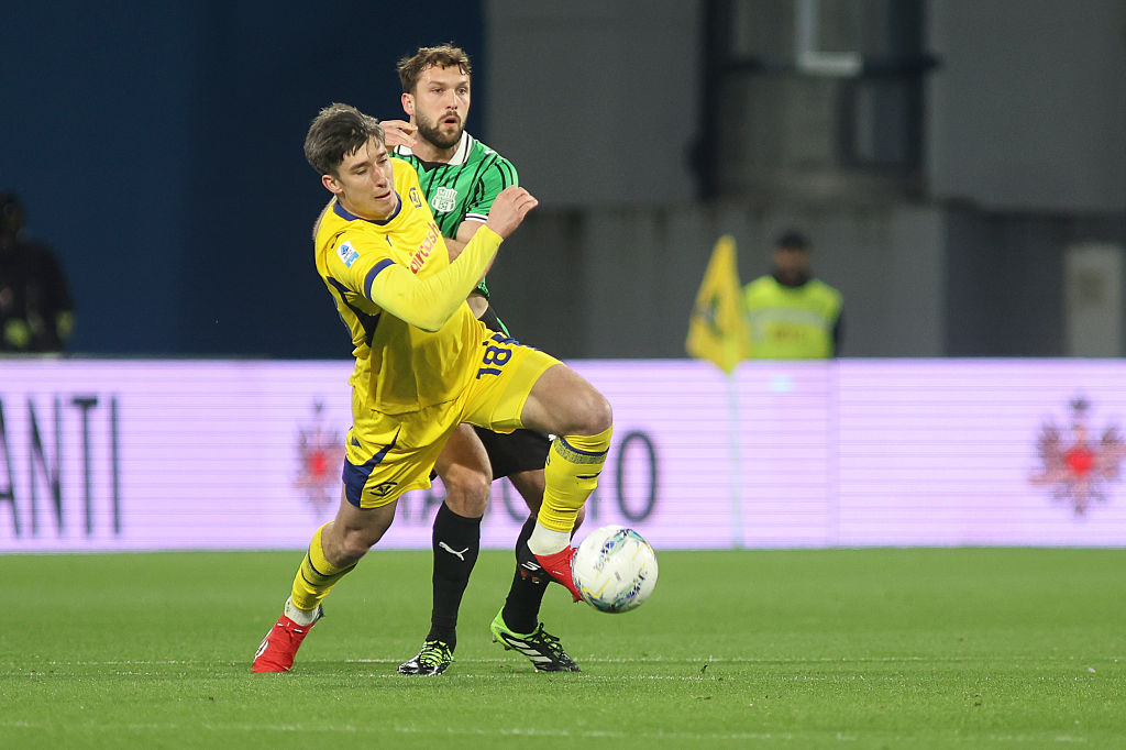 Kieron Bowie of Hellas Verona FC battles for the ball with Sebastian Walukiewicz of US Sassuolo during the US Sassuolo vs Hellas Verona, 26th Serie A Enilive 2025-26 game at Mapei Stadium - Citta del Tricolore in Reggio nell'Emilia, Italy, on February 20, 2026. (Photo by Davide Casentini/NurPhoto)