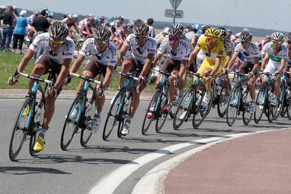 AG2R La Mondiale leads the peloton through a roundabout.