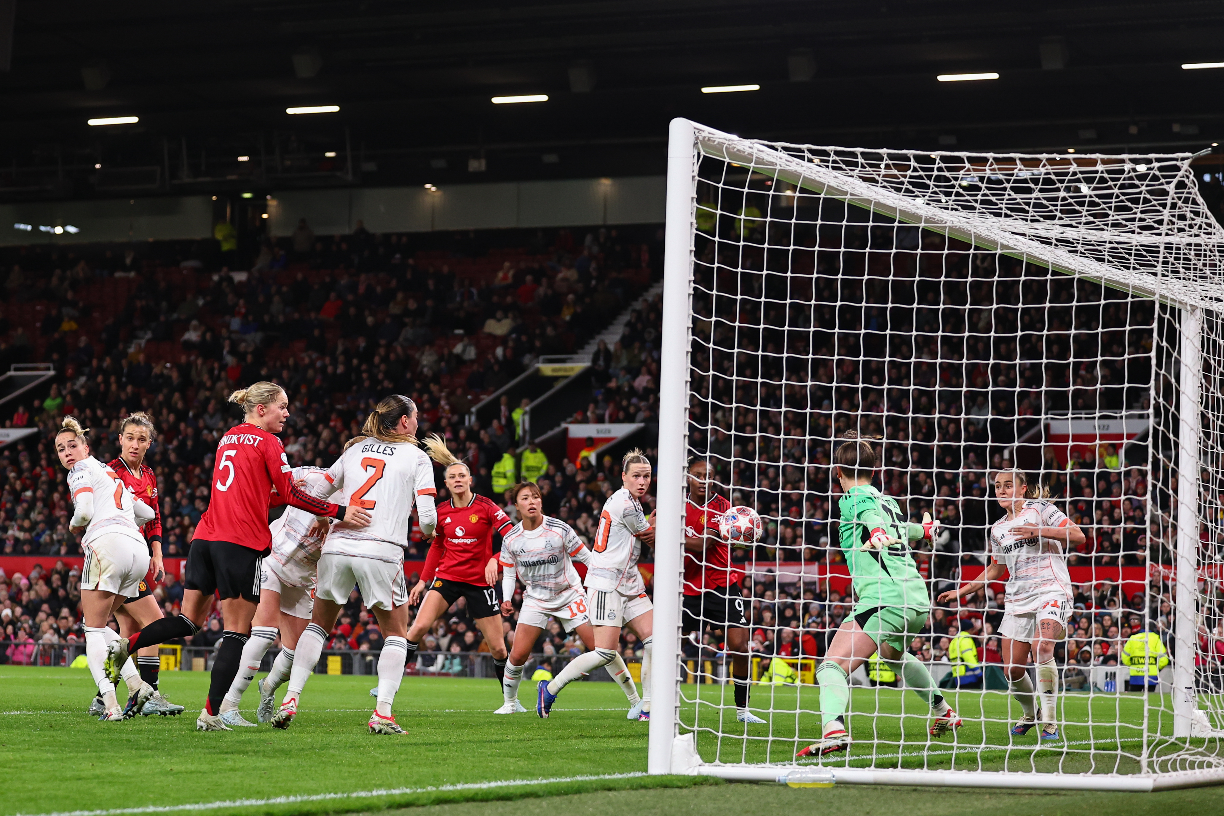 MANCHESTER, ENGLAND - MARCH 25: Hanna Lundkvist of Manchester United scores a goal to make it 2-2 during the UEFA Women&amp;amp;apos;s Champions League 2025/26 Quarter-finals First Leg match between Manchester United FC and FC Bayern Munchen at Old Trafford on March 25, 2026 in Manchester, England. (Photo by Robbie Jay Barratt - AMA/Getty Images)