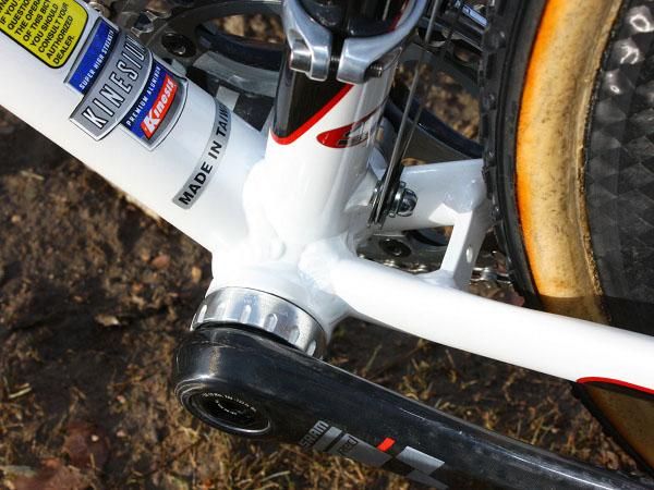 Save for the narrow bridge and front derailleur pulley, there's little for mud to stick to around the bottom bracket.
