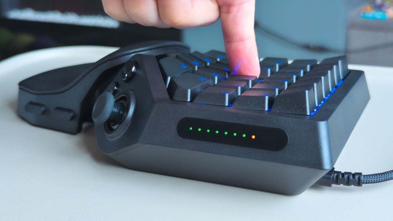 Razer Tartarus V2 Pro with finger pressing a key, highlight pressure with green and orange LEDs