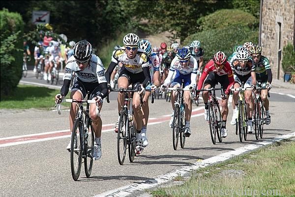 The peloton tackles the C&ocirc;te de Saint-Hubert.