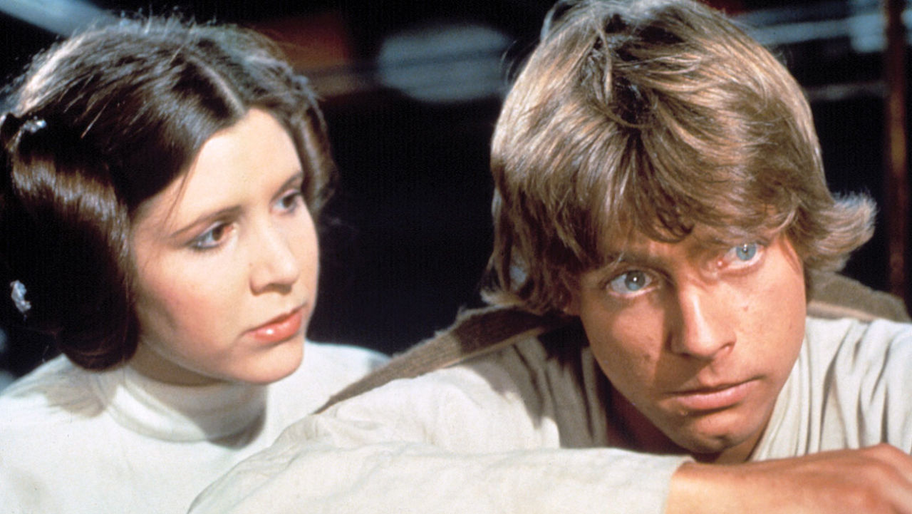 Carrie Fisher e Mark Hamill como Leia e Luke em Star Wars 1977
