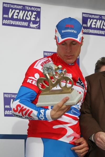 Floris Goesinnen (Skil - Shimano) checks out his newest trophy.