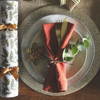 christmas place setting with cracker